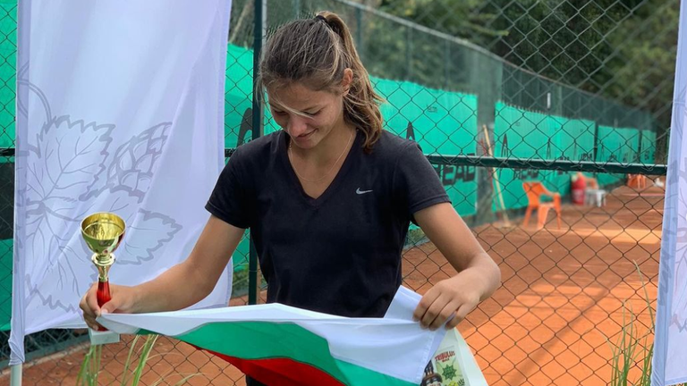 Българката Лия Каратанчева отпадна от турнира по тенис на червени