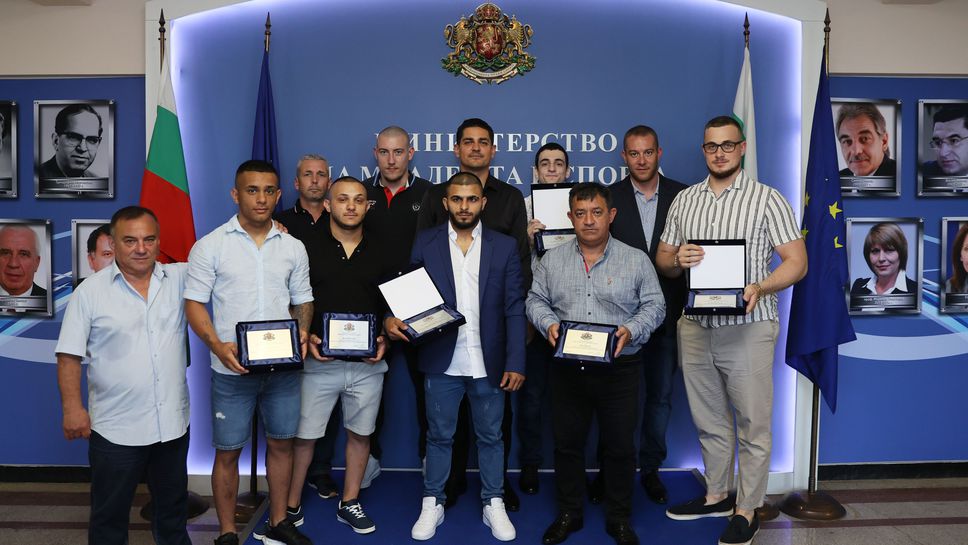 Министър Василев се срещна с медалистите от Европейското първенство по вдигане на тежести