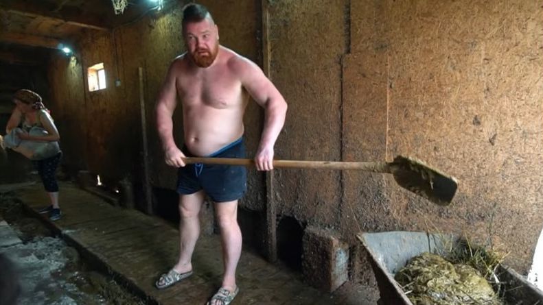 Дацик рине оборска тор и дои крави за боя с Емеляненко