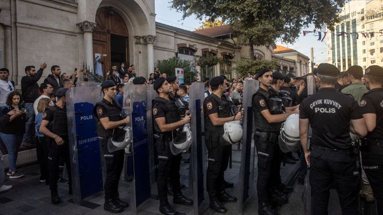 Близо 15 000 полицаи от турските органи на реда ще