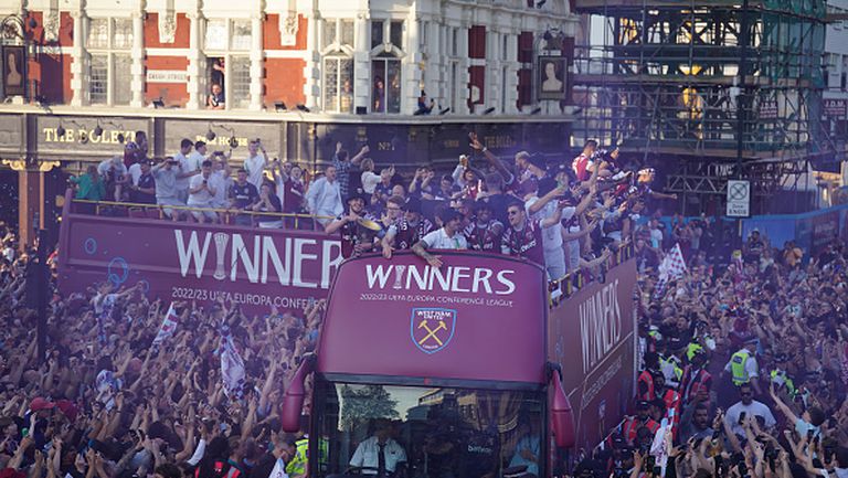 Уест Хам отпразнува триумфа в Лигата на конференциите с парад в Лондон