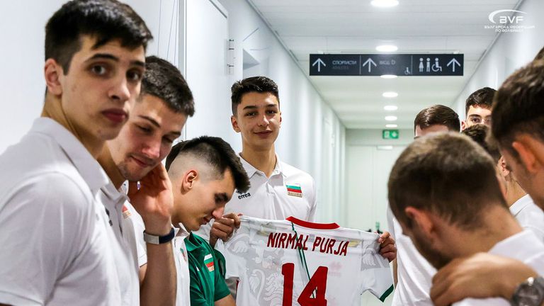 Състезатели от националните отбори на България по волейбол за подрастващи