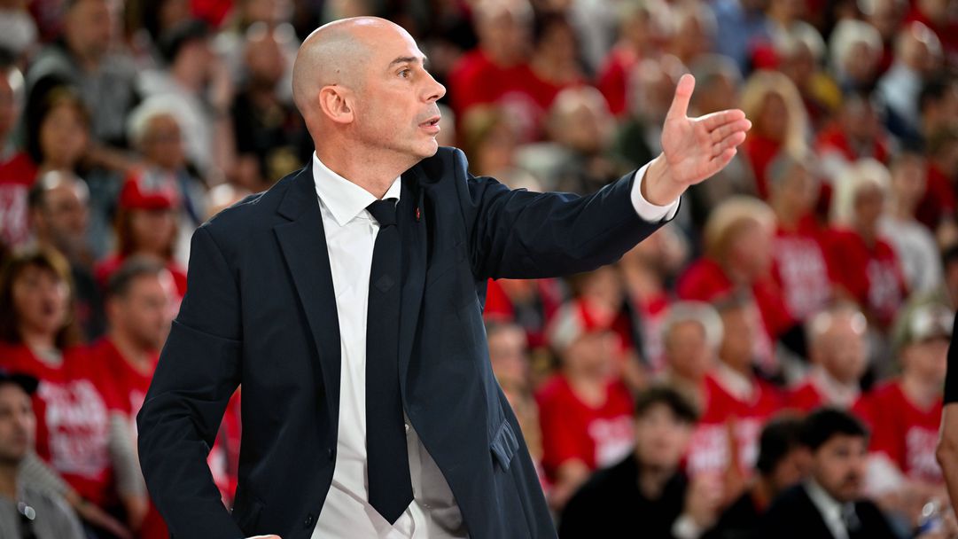 Генералният директор на Барселона разкри дали треньорът остава след проваления сезон