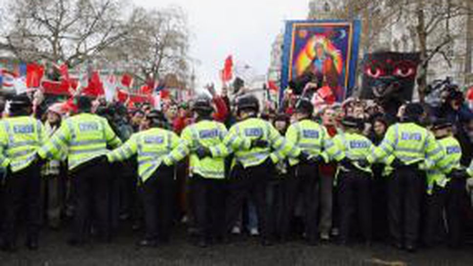 Арестуваха 10 души заради опити да саботират пътя на олимпийски огън в Лондон