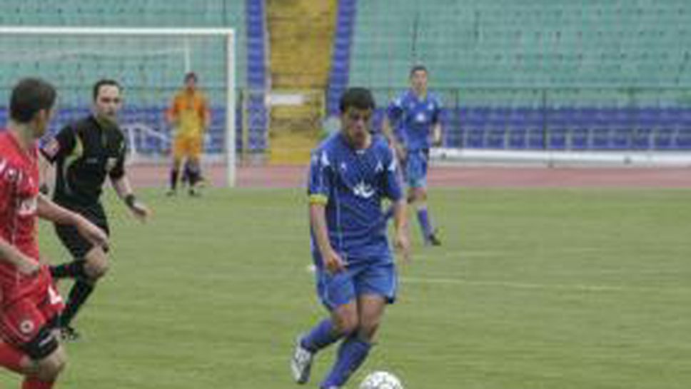 Боян Табаков дразни фенове и играчи на ЦСКА, полицаите го пазят