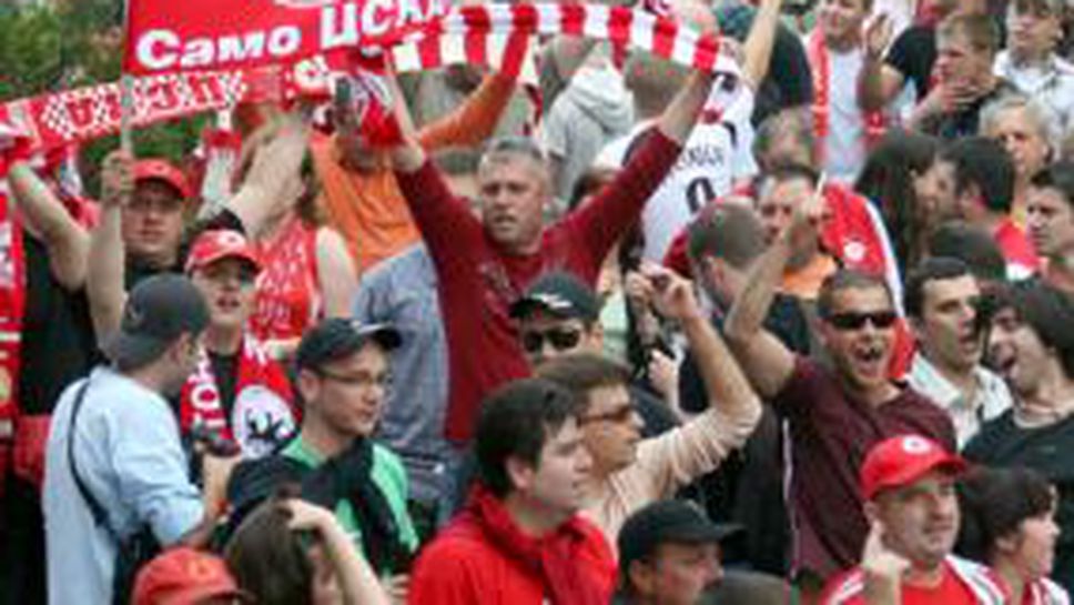 Прибраха 50 от ЦСКА след канонада от димки, бомби и факли в центъра на София