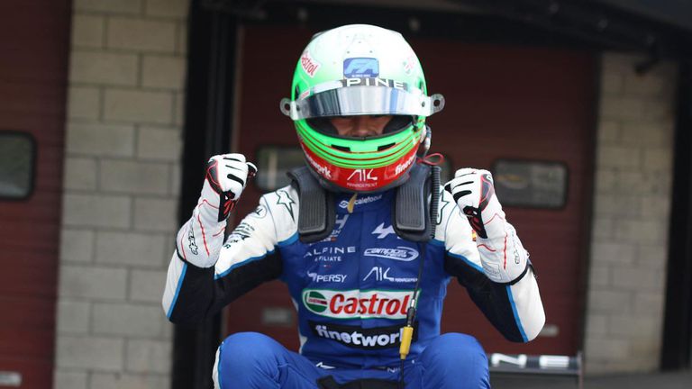 Българската звезда в испанската Формула 4 Никола Цолов ще получи