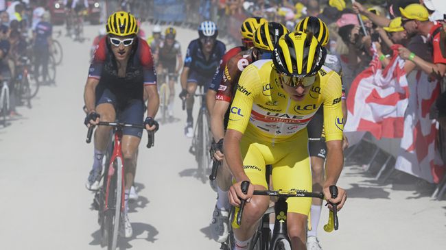 Двама участници на "Тур дьо Франс" отпаднаха от състезанието заради КОВИД-19