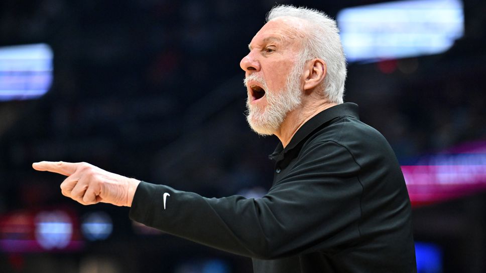 Сан Антонио Спърс обяви, че треньорът Грег Попович е претърпял лек инсулт