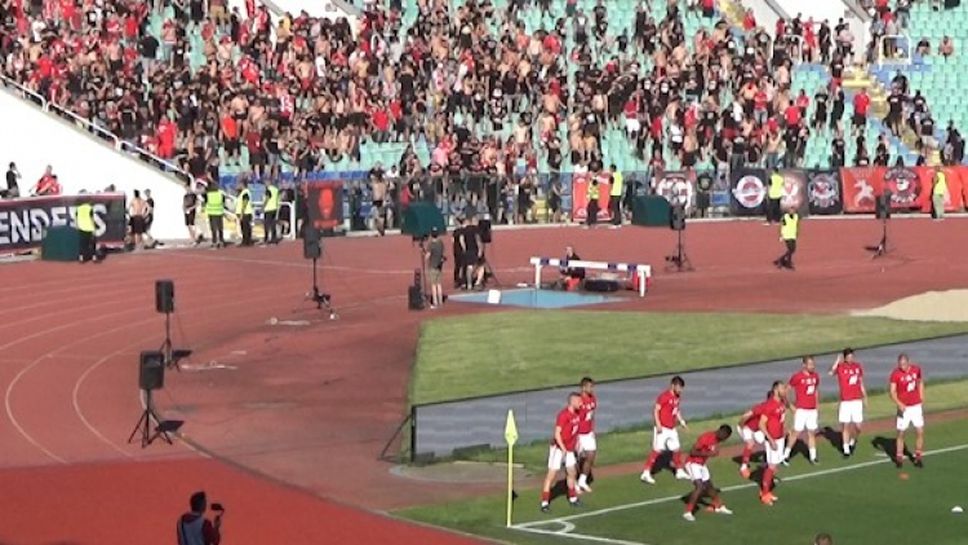 Футболистите на Крушчич загряват за финалния сблъсък под бурните скандирания на техните фенове