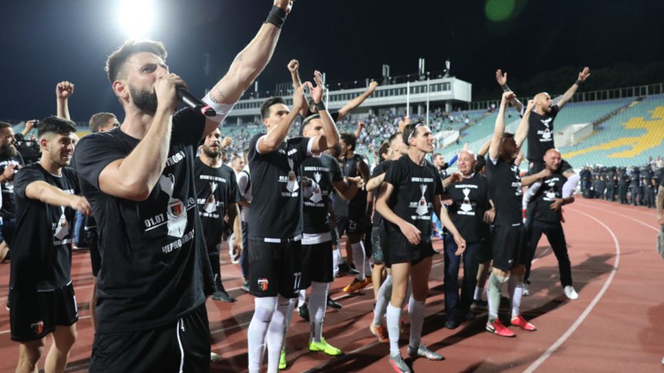 Екстаз сред играчите на Локо (Пловдив) след победата над ЦСКА-София