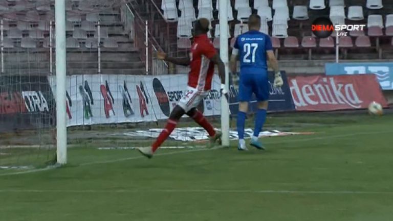 Али Соу продължава с пропуските, нацели греда рано в мача срещу Лудогорец