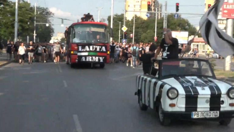 Шествието на Локо Пд се пренесе по големите булеварди на града и наближава центъра