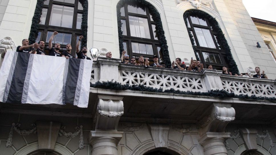 Локомотивци показаха Купата от терасата на общината в Пловдив