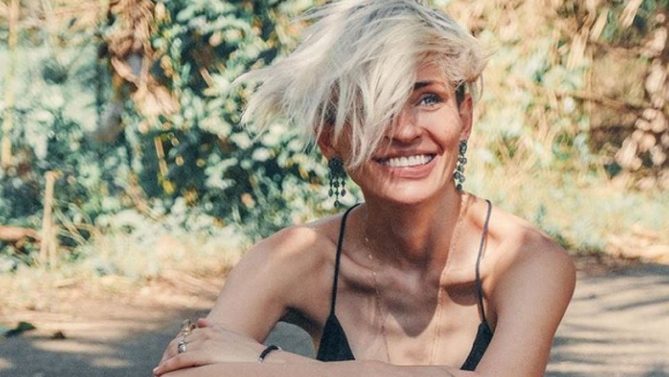 Футболна съпруга стана баба на 38 години