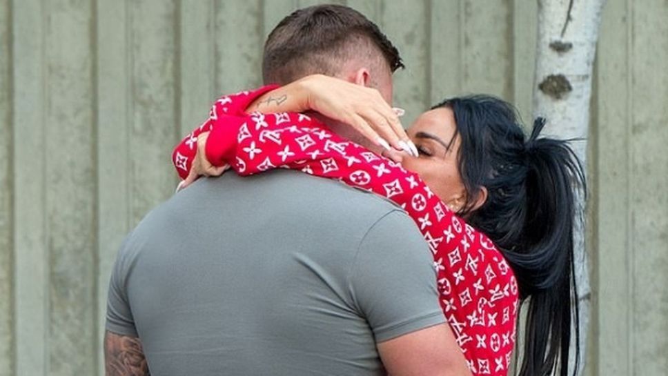 Джордан се натиска с младото си гадже на паркинг (снимки)