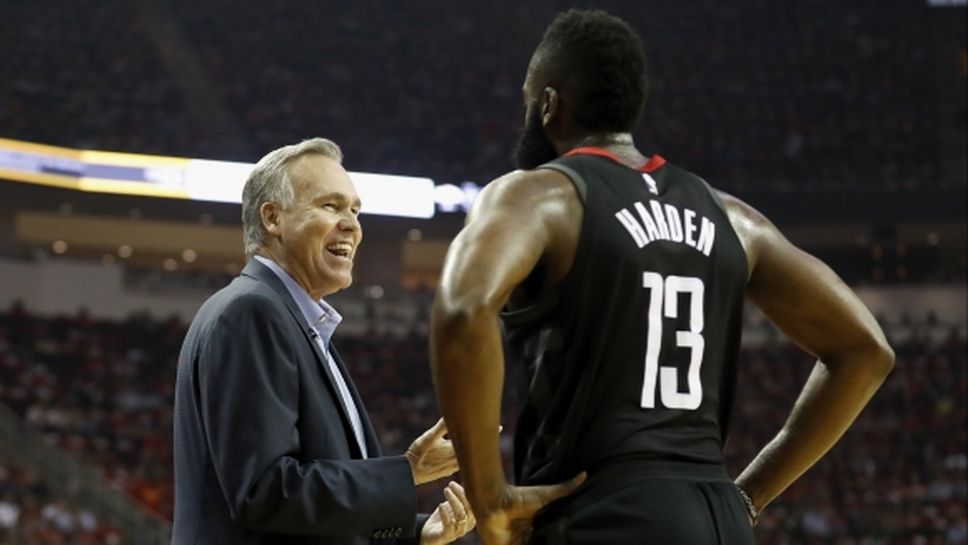 Майк Д'Антони на въпрос за социалната дистанция: В защита винаги я спазваме