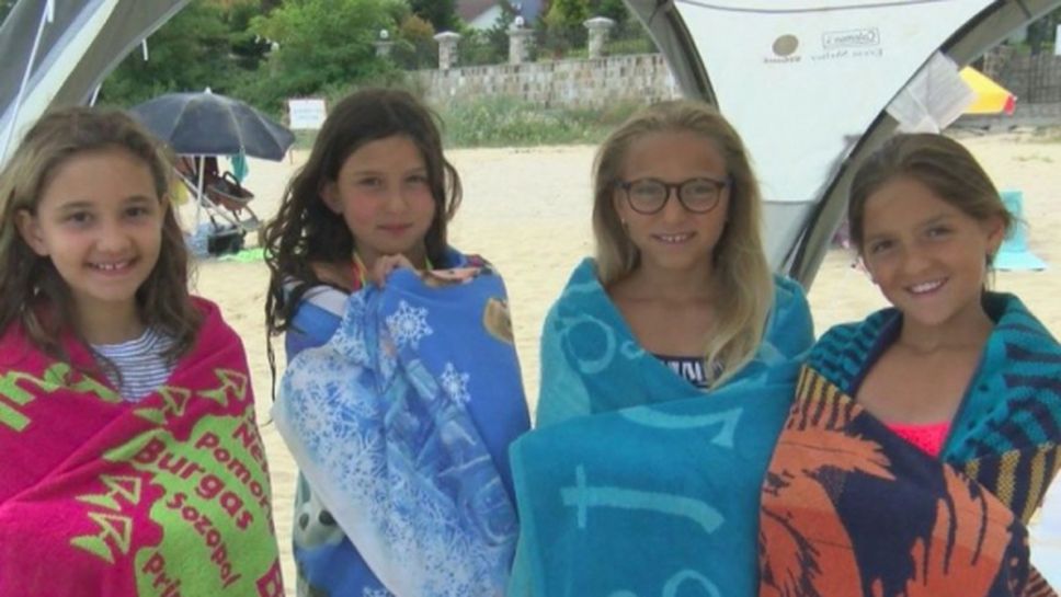 Малки плувкини спасиха живота на 7-годишно дете