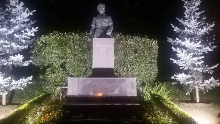 Фенове на Локо (Пд) поставиха осветление на паметника на Левски