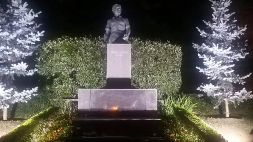 Фенове на Локо (Пд) поставиха осветление на паметника на Левски