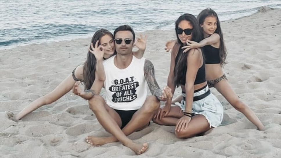 Бербатов на плаж със семейството си (снимки)