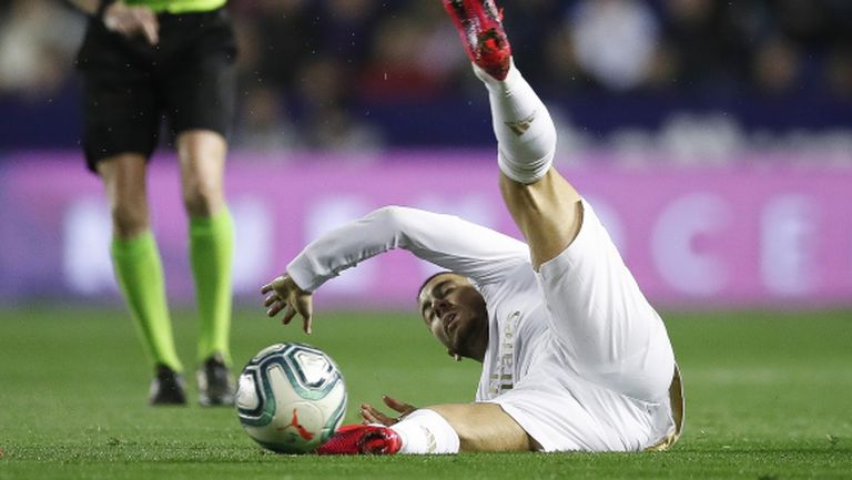 Тежестта на фланелката на Реал смаза Азар, смята Капело