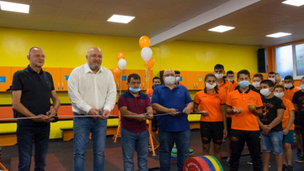 Министър Красен Кралев откри в Русе ремонтирана зала за вдигане на тежести