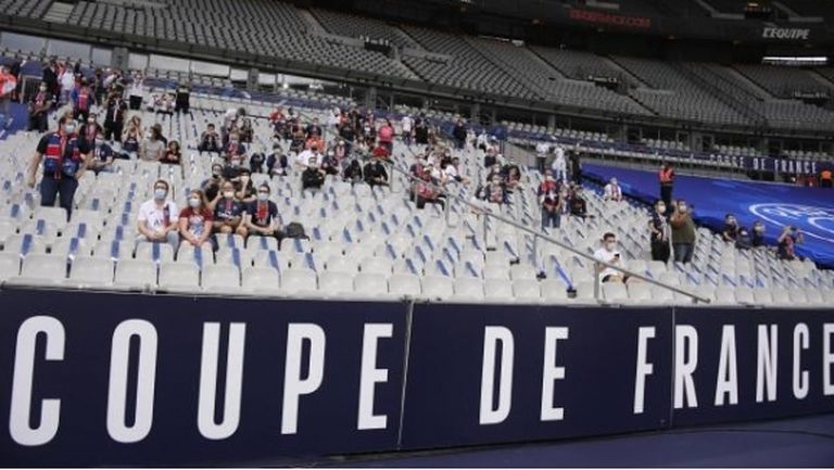 Франция няма да допуска по повече от 5 000 човека по стадионите