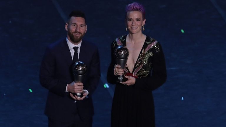 ФИФА обмисля връчване на награди