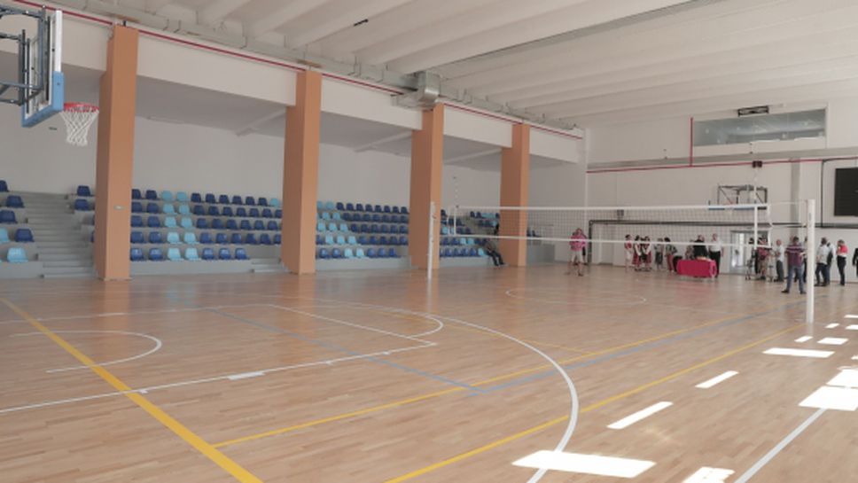 Спортният министър откри обновен физкултурен салон в Своге