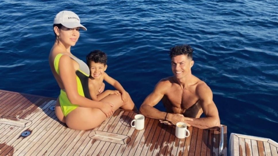Роналдо се отдаде на семейни летни приключения на суперлуксозна яхта (снимки)