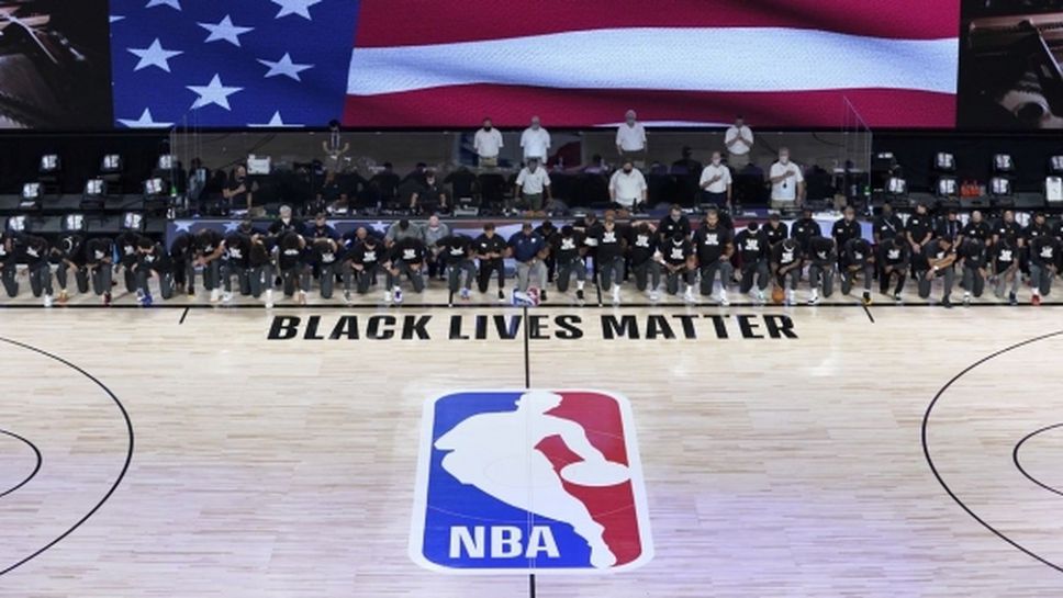 Протестите в НБА са факт - играчи и рефери коленичиха по време на химна на САЩ
