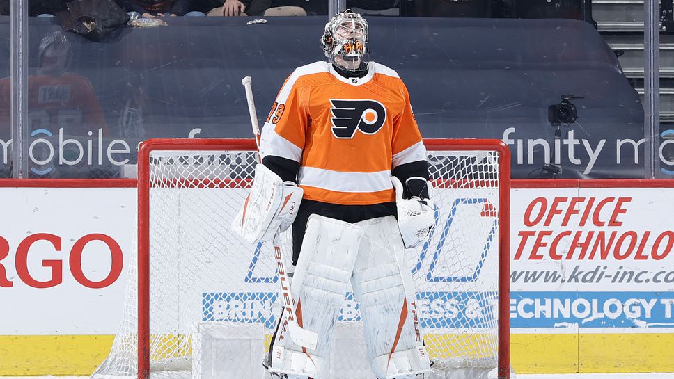 Вратар преподписа с Филаделфия