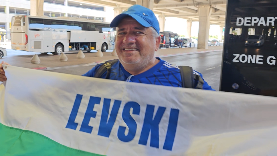 Голям фен на Левски посрещна отбора на израелска земя