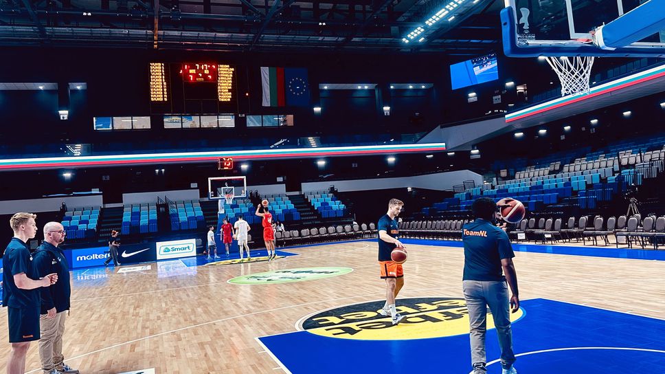 Отборите на България и Нидерландия вече загравят в зала Арена