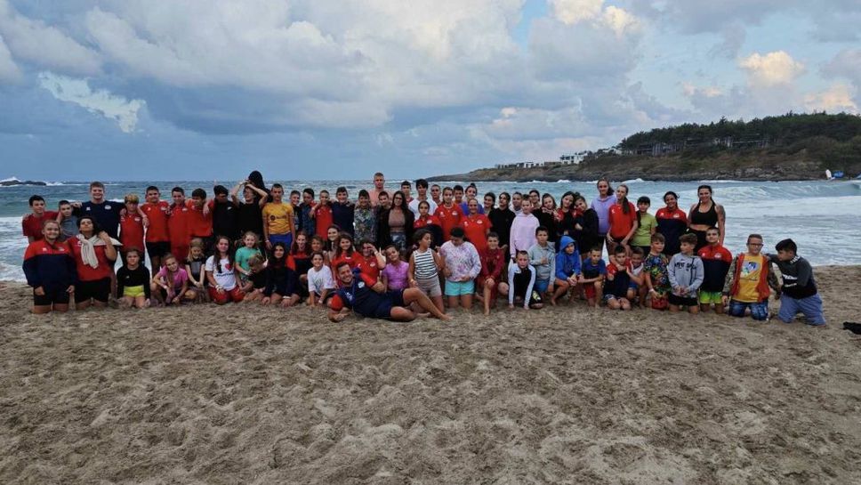 За пример: Деца на ВК Металург чистиха след бедствието на плаж Арапя