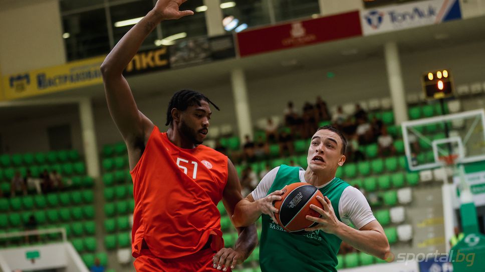 Апоел пред раздяла с една от звездите си