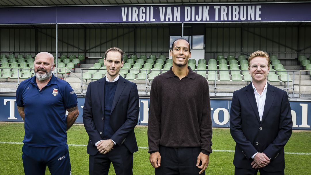 Родният клуб на Ван Дайк кръсти трибуна на негово име