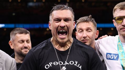  От кръга на стадиона: Усик става съотборник на Стоичков и Балъков в огромния мач 