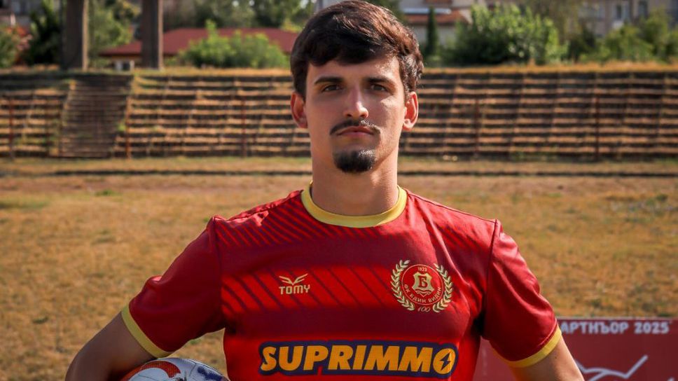 Крилото Шола Аделани и полузащитника Клейтън Тиесен ще играят за