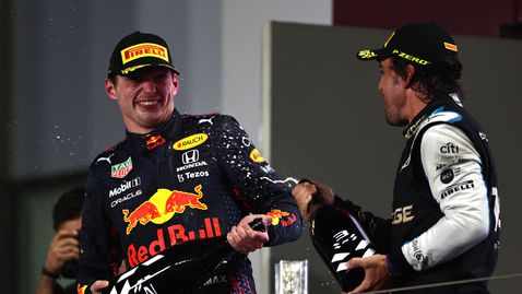  Алонсо приветства Верстапен в клуба на двукратните първенец във Формула 1 