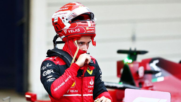 Пилотът на Ферари Шарл Леклер води оспорвана битка със Серхио