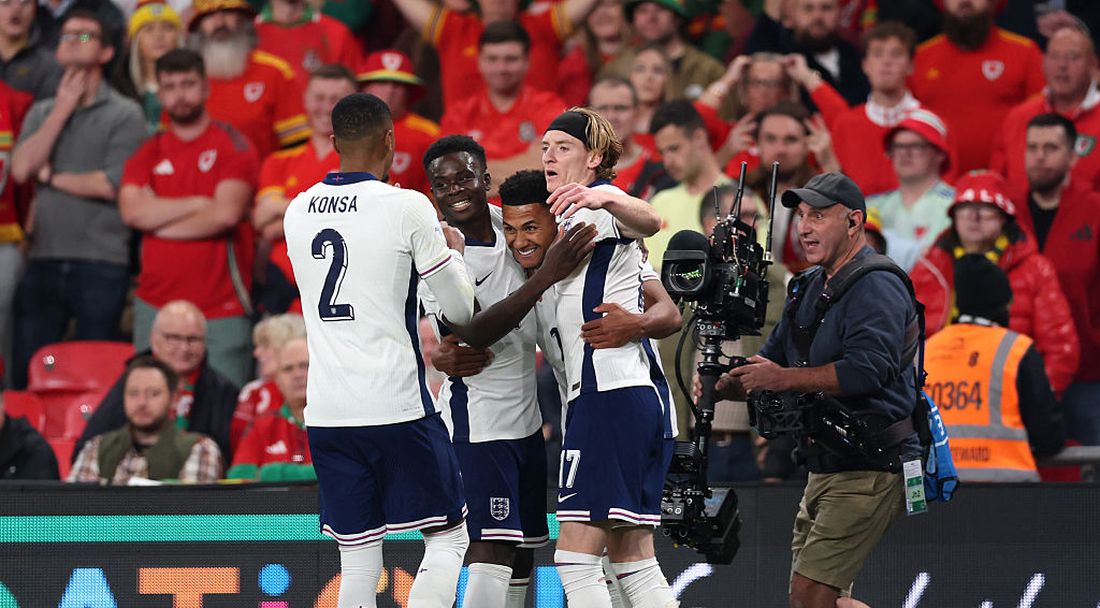 Вихрено начало на Англия донесе класически успех над Уелс