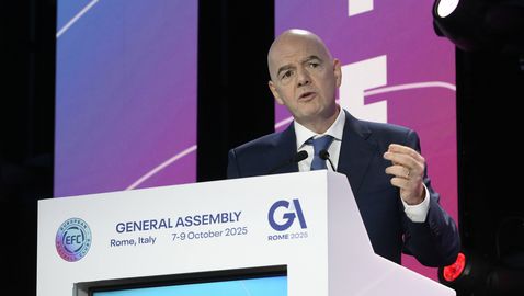 Футболът поема голям риск, предупреди шефът на ФИФА