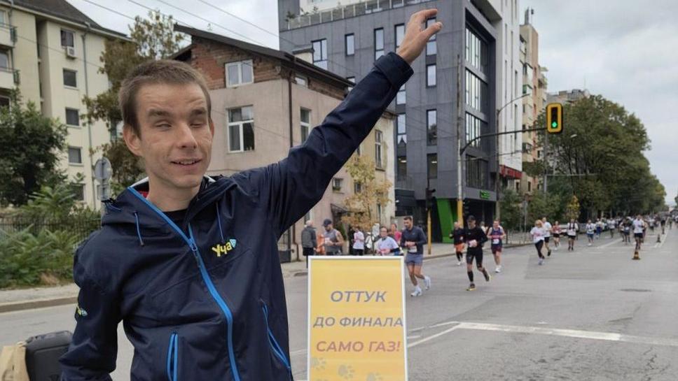 Незрящият Виктор Асенов дава сили на бегачите с рок музика по трасето на Софийския маратон