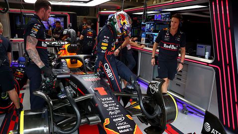 Верстапен може да стартира от бокса заради промени по колата?