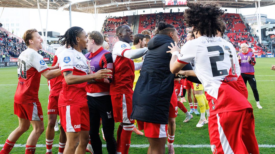 Пропадането на Аякс продължи и след уволнението на Хейтинга