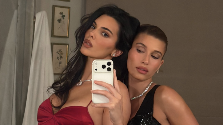 Супермодели изкушават с "горещо" селфи