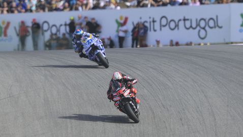  Марко Бедзеки матира Маркес и завоюва Гран При на Португалия в MotoGP 