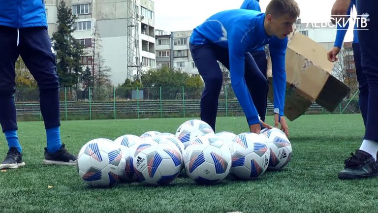 Кампанията "1000 за "Левски" осигури 135 футболни топки и тренировъчни пособия за "синята" Академия